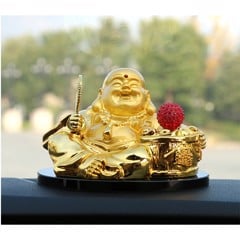 Tượng Phật Di Lặc cầm quạt để taplo xe hơi chạy năng lượng, tượng phong thủy oto